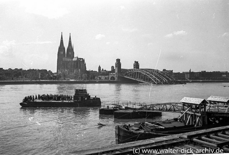 Rheinfähre vor der zerstörten Stadt 1946