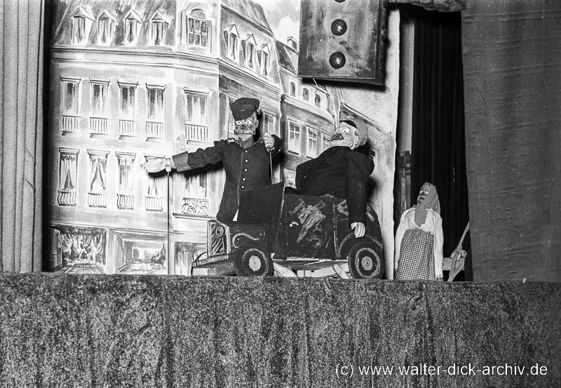 Verkehrserziehung mit Hänneschen Puppen 1955