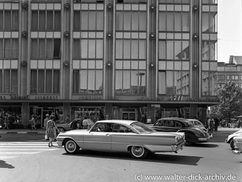 Ein US "Straßenkreuzer" von Ford vor dem Blau Gold Haus