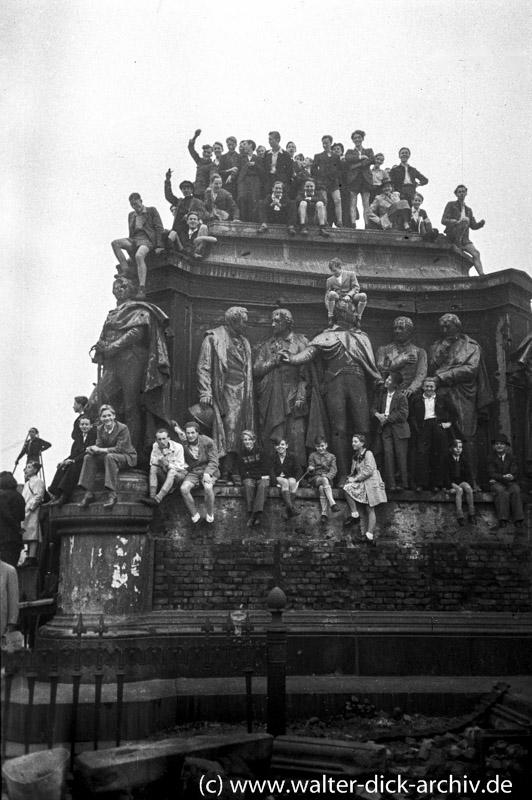 Denkmalsockel als Zuschauertribüne 1948