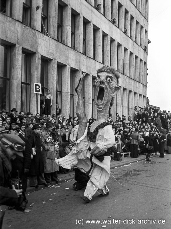 Großfigur im Rosenmontagszug 1951