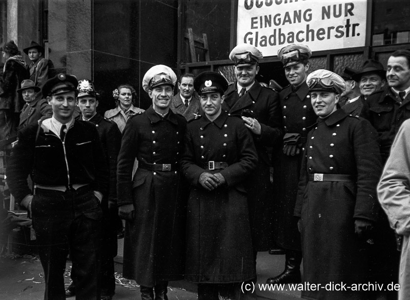 Polizisten beim Rosenmontagszug 1951