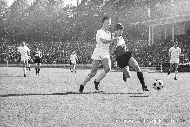 Helmut Benthaus im Zweikampf 1964