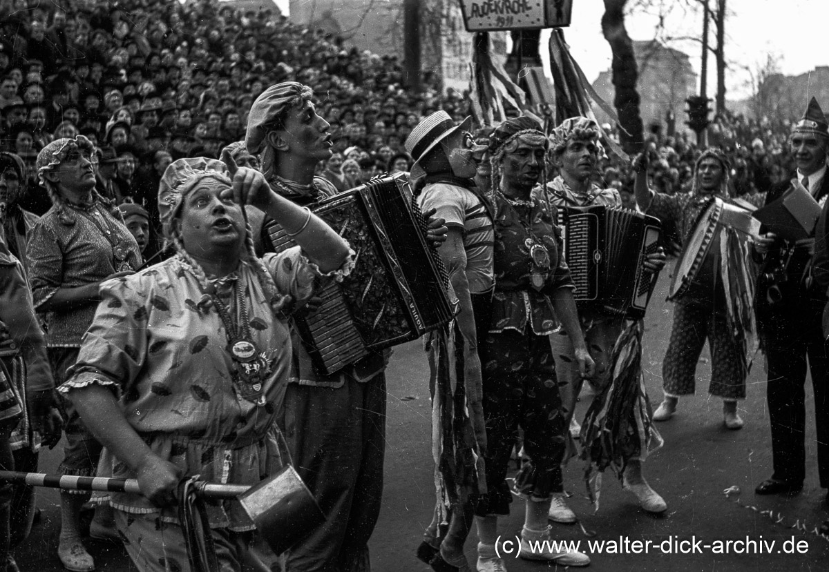 Damenkapelle im Veedelszoch 1950 Damenkapelle im Veedelszoch 1950