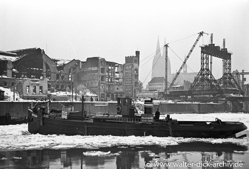 Eisbrecher vor der alten Kölner Central-Markthalle