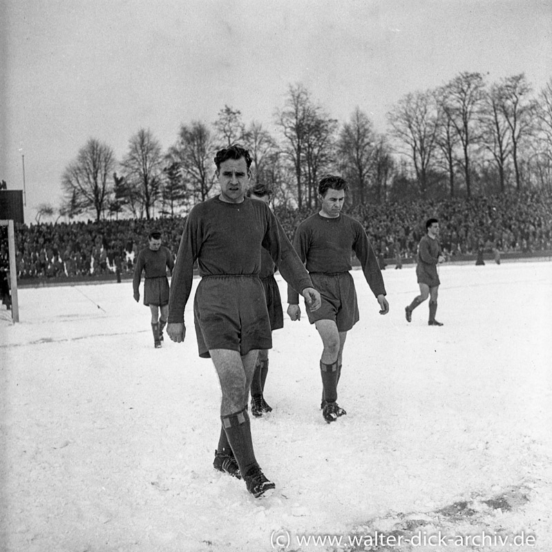 Harte Burschen-Fußball bei Schnee und Frost