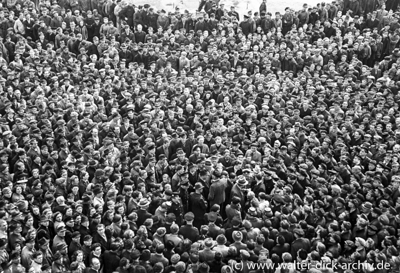 Hungerdemonstration vor dem Rathaus 1947