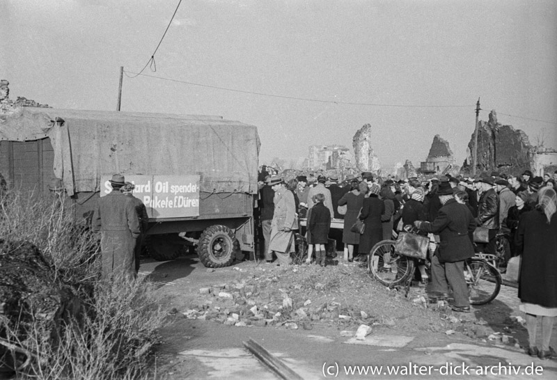 Verteilung von CARE Paketen 1947