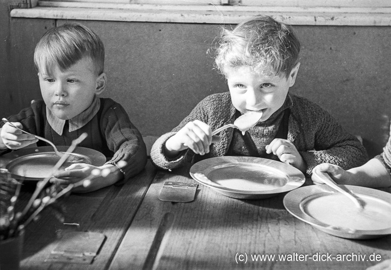 Allen Kindern schmeckt es 1947