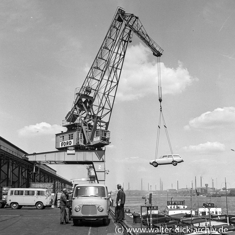 Autoverladung auf ein Binnenschiff bei Ford in Köln