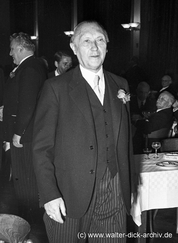 Konrad Adenauer bei der Eröffnung der Mülheimer Brücke 1951