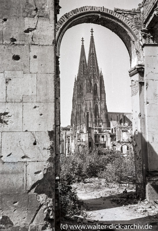 Der Dom inmitten einer Trümmerwüste