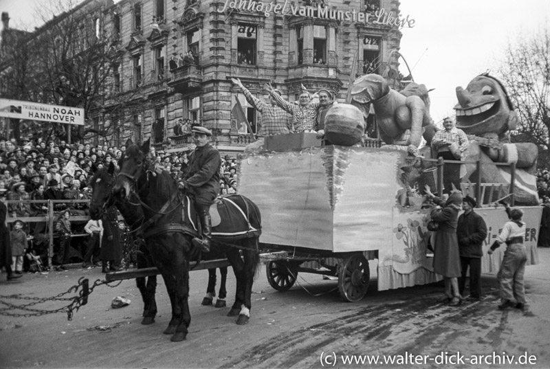 Festwagen im Rosenmontagszug 1951