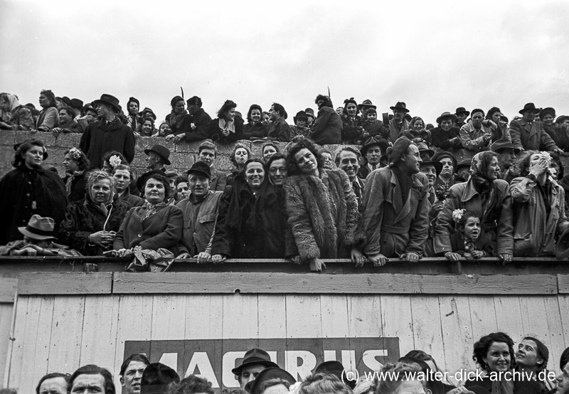 Im Rosenmontagszug 1950