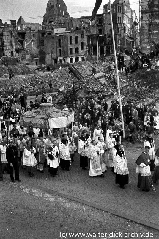 WDA141-005 Fronleichnamsprozession in den Trümmern