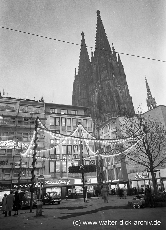 Wallrafplatz im Weihnachtsschmuck 1955