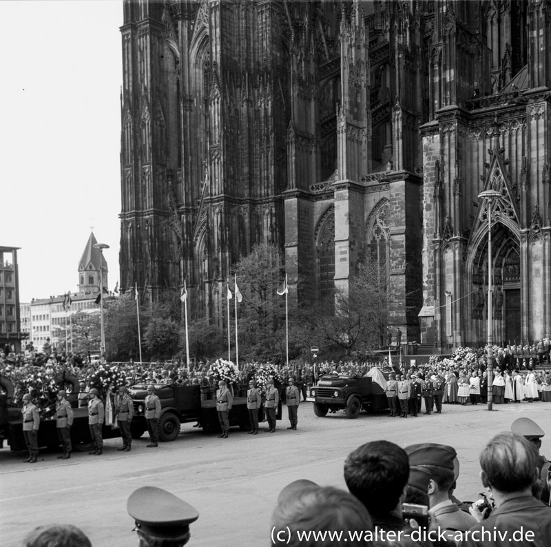 Auf dem Weg zum Rheinufer Beerdigung Konrad Adenauers 1967