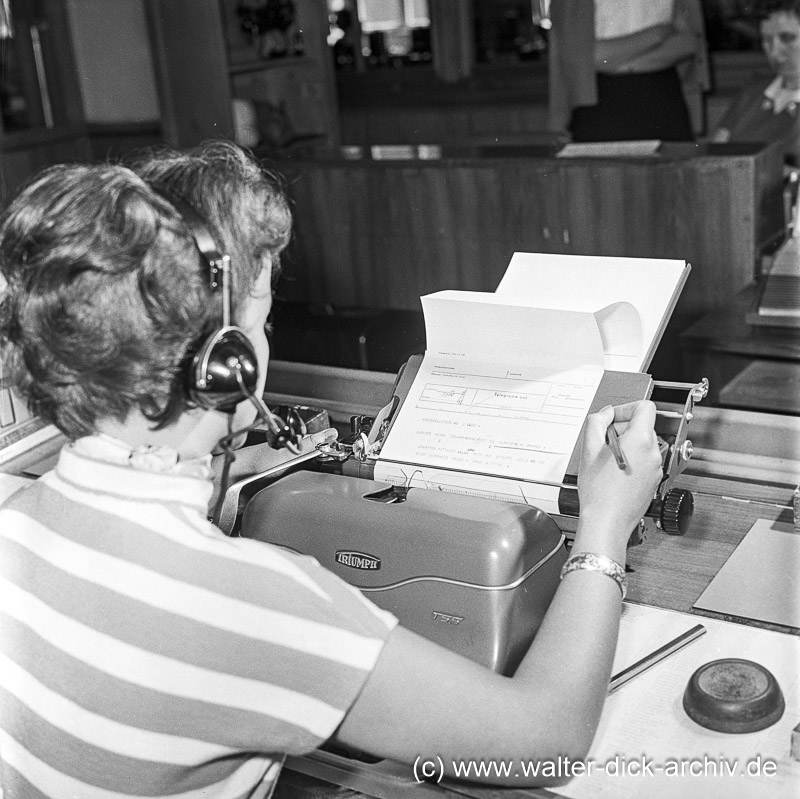 "Schreibkraft" im Schreibsaal der Post 1958