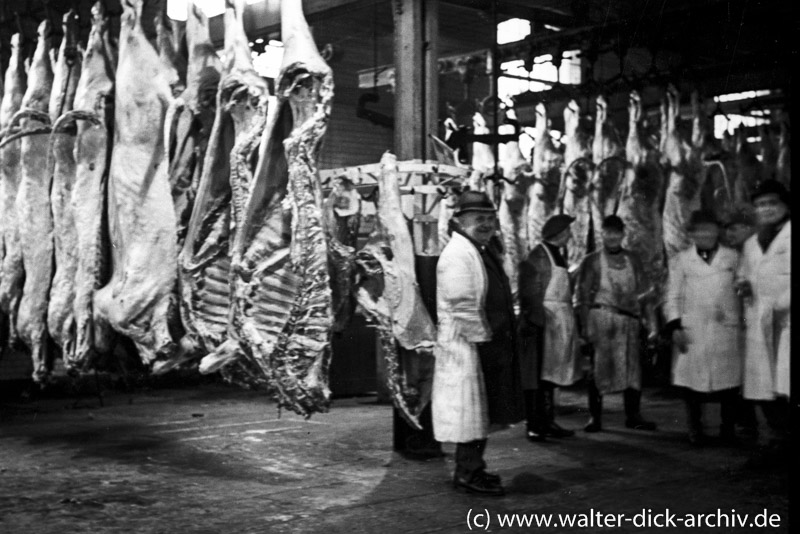 Schweinehälften + Metzger im Schlachthof Liebigstraße 1953