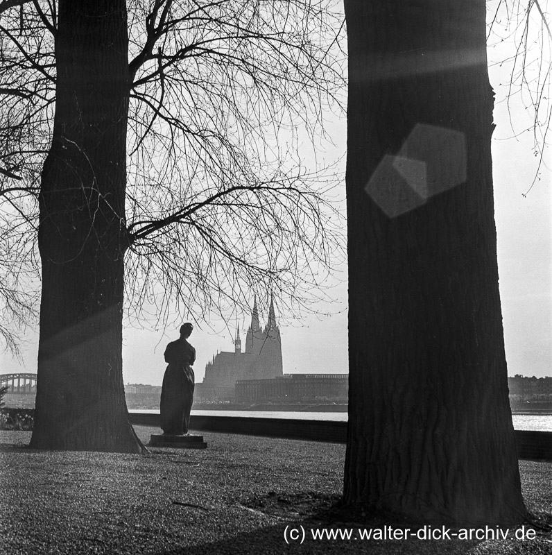 Skulptur im Kölner Rheinpark 1957