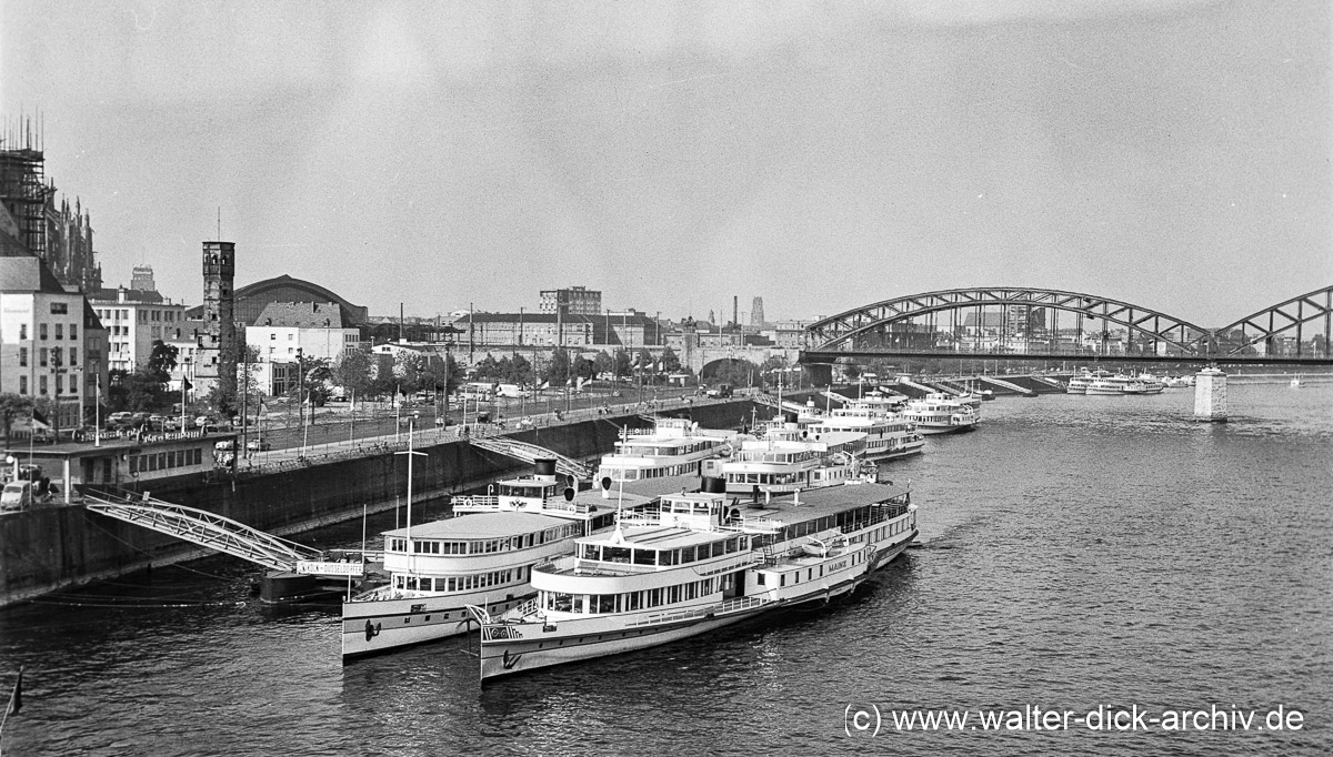 Weiße Schiffe am Rheinufer 1958