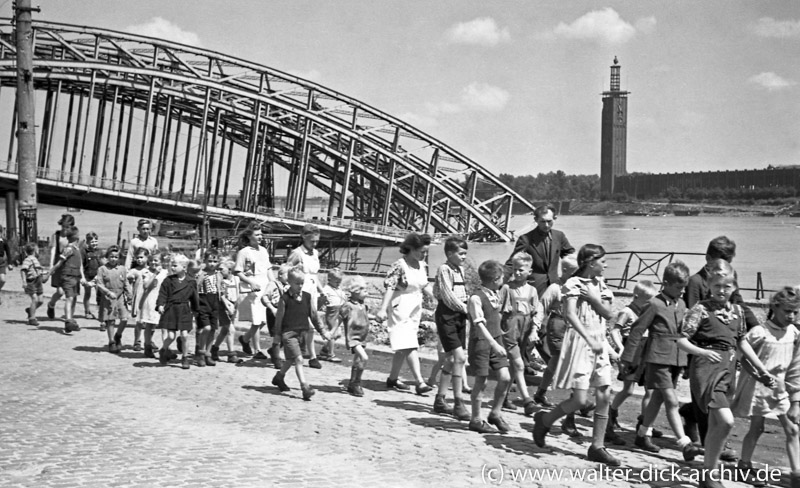 Schulklasse vor der zerstörten Hohenzollernbrücke 1946