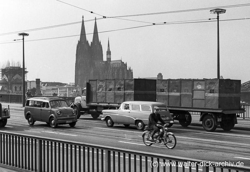 Transport von Paketen auf Lkw 1958