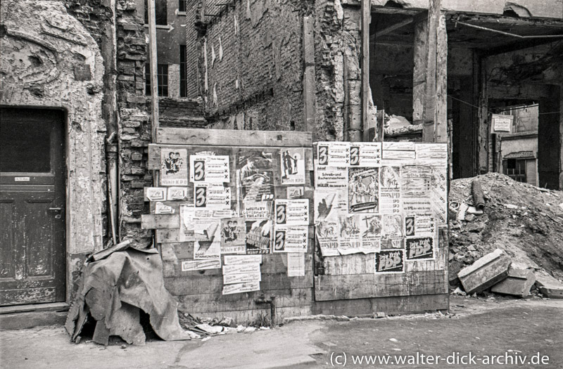 Wahlplakate in den Trümmern
