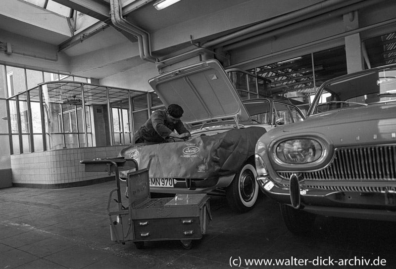 Inspektion und Kundendienst in einer Kölner Ford-Werkstatt