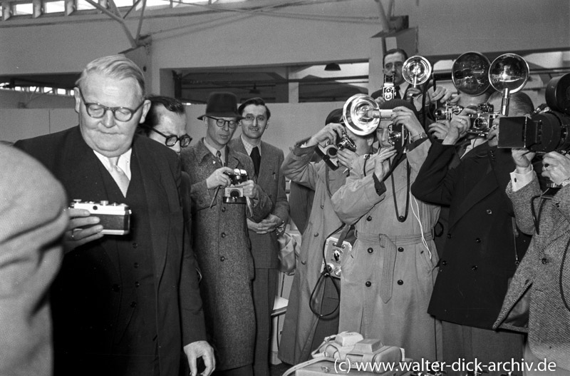 Ludwig Erhard auf dem Rundgang über die Kölner Photokina 1951