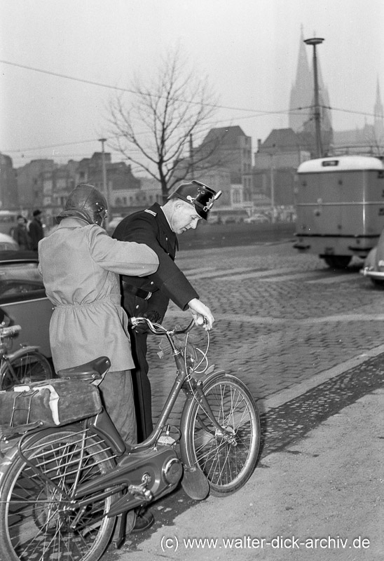 Zweiradkontrolle - Polizeiarbeit 1954