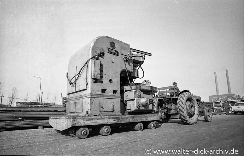 Transport einer schweren Maschine in den Kölner Ford Werken