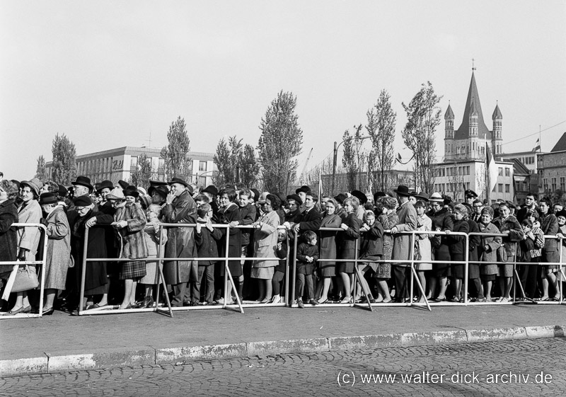 Trauernde Menschen Beerdigung Konrad Adenauer 1967