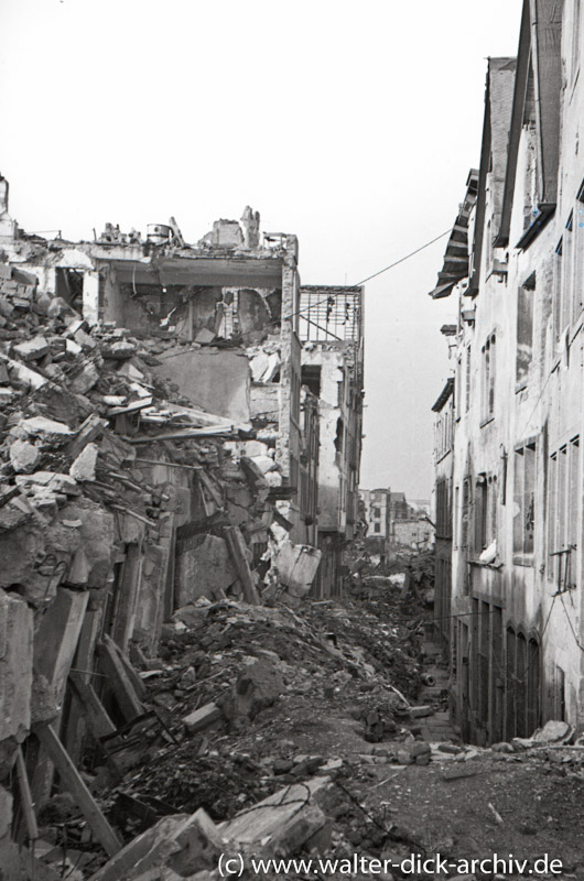 WDA67-403 Im Martinsviertel - Blick in den Buttermarkt 1946