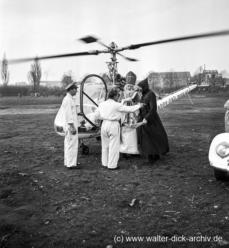 Vom Himmel hoch. .Nikolaus kommt mit dem Hubschrauber 1953