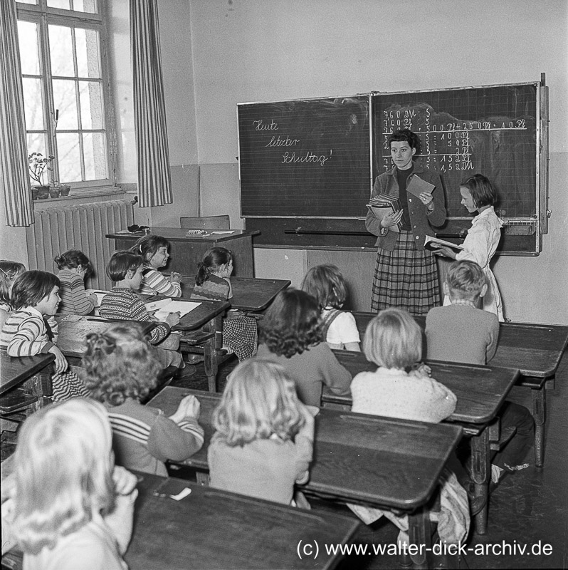 Schuljahr zu Ende. Es gibt Zeugnisse.-1957