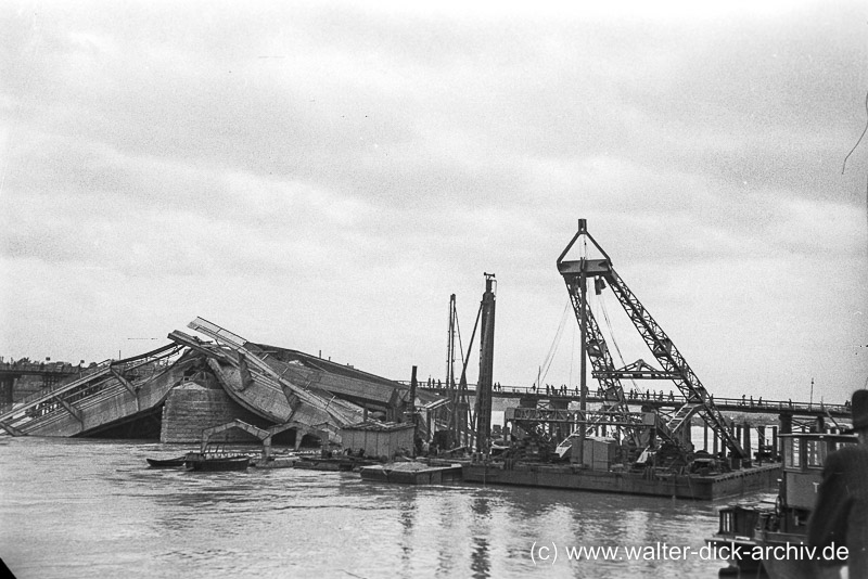 Hängebrücke und  "Tausendfüßler" Brücke 1946