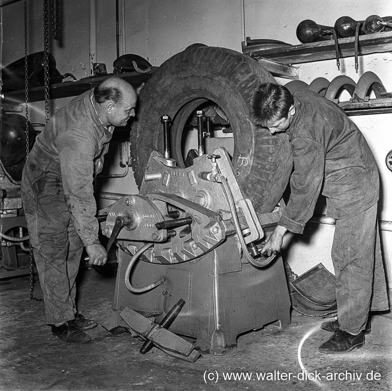 Arbeit an Lkw-Reifen bei Reifen Bothe 1963