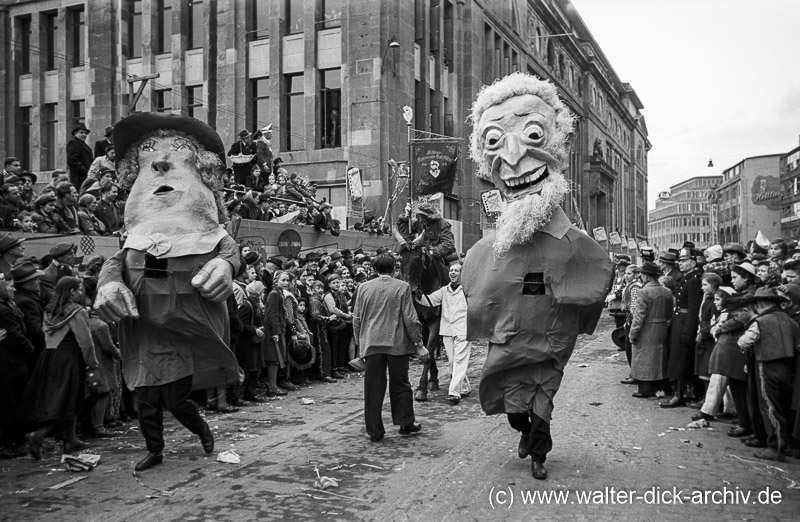 Großfiguren beim Rosenmontagszug 1951