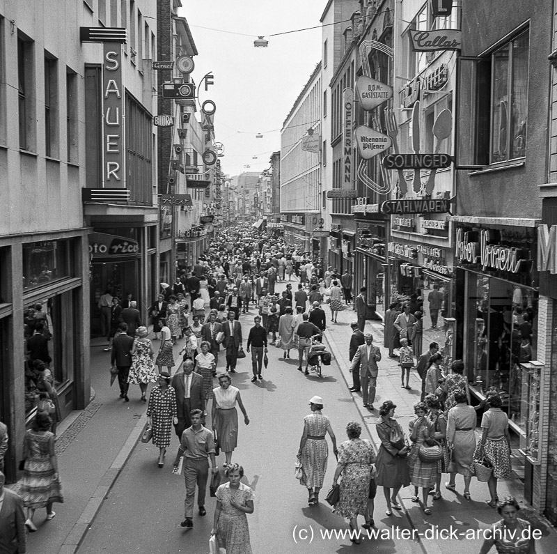 Menschenmassen auf der Hohe Straße 1963