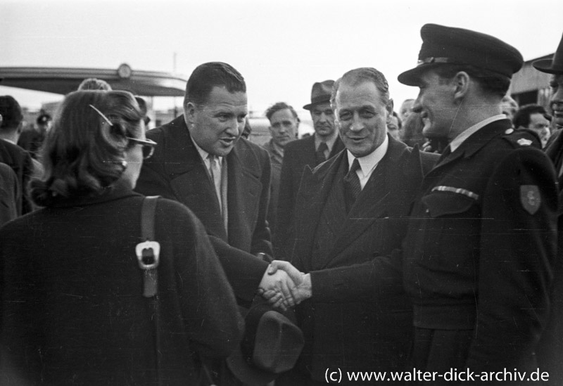 Henry Ford II begrüßt einen englischen Offizier.