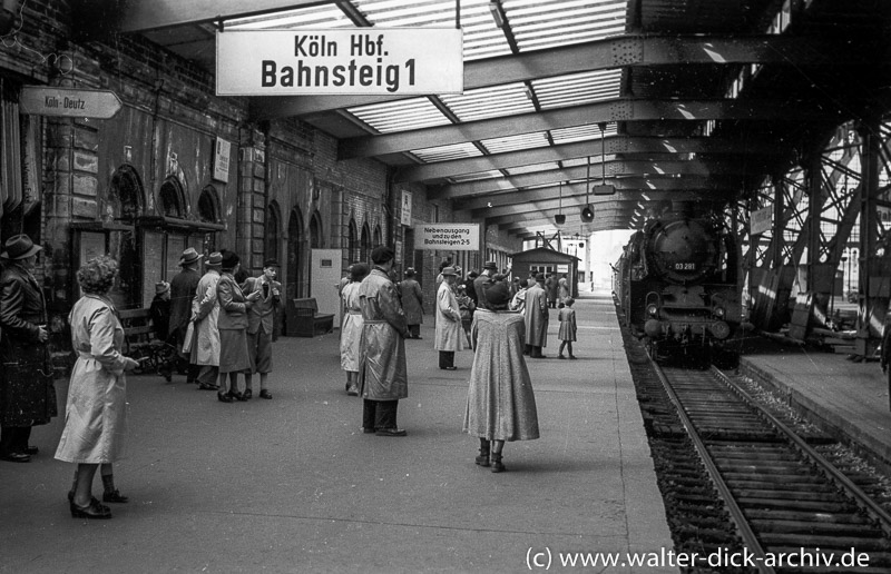 Auf Bahnsteig "1"  1954