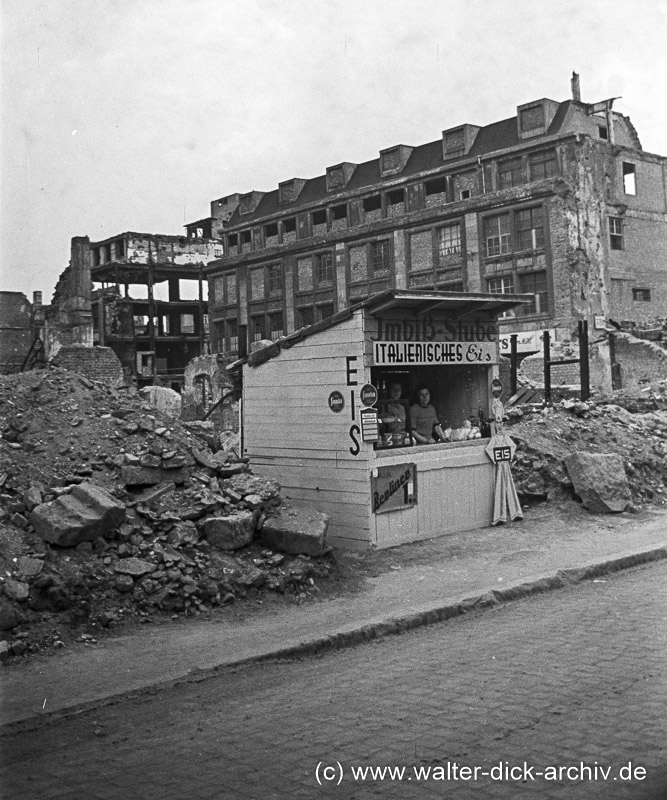 Eisbüdchen in den Trümmern 1949
