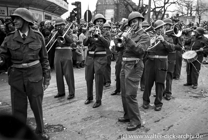 Militärpersiflage im Rosenmontagszug 1951