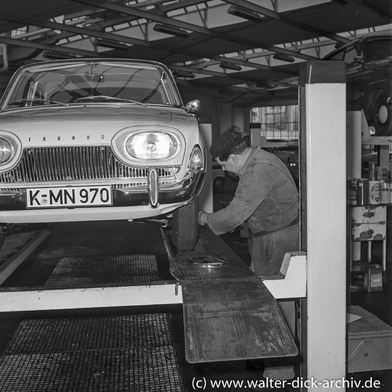 Inspektion und Kundendienst in einer Kölner Ford-Werkstatt 1961