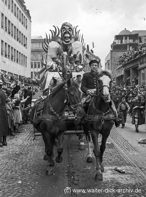 Festwagen im Rosenmontagszug 1951