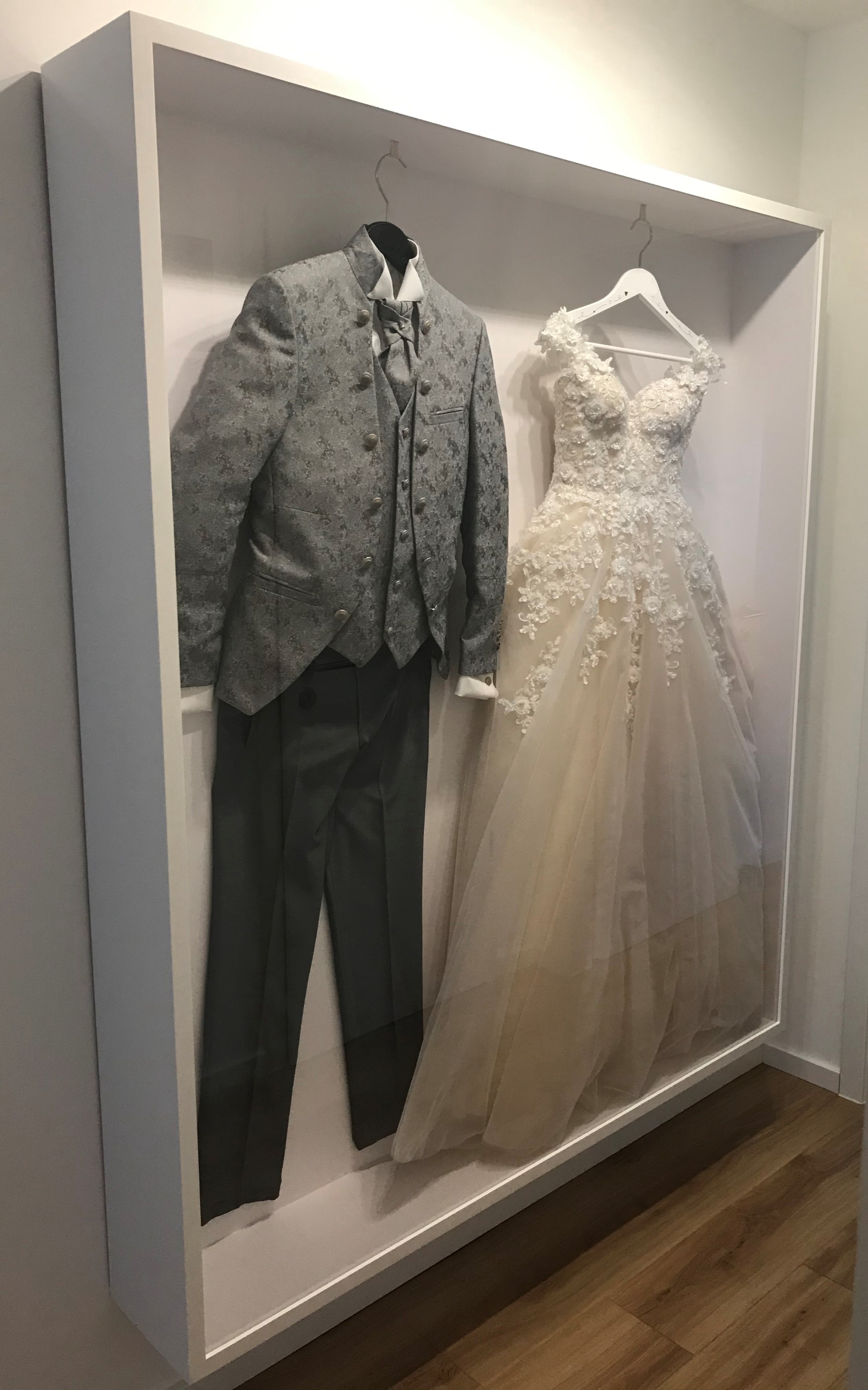 Einrahmung-Hochzeitskleid-grosser-Objektrahmen