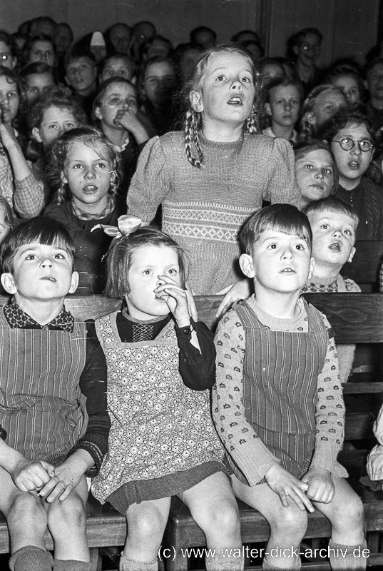 Kindervorstellung im Hänneschen-Theater 1955