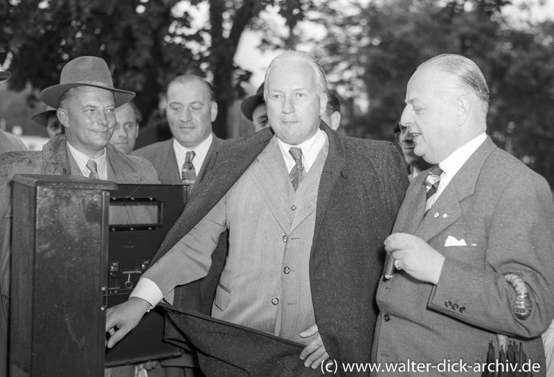 Minister Seebohm eröffnet eine Ampelanlage 1962