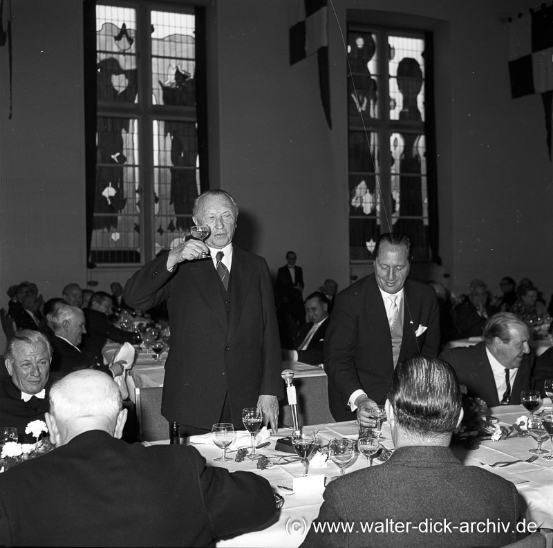 Konrad Adenauer hebt sein Glas 1959